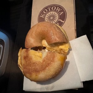 Bagel de Huevo (Con Mantequilla, Huevo, Queso Cheddar y Tocino)