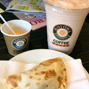 cafe expresso.  frappe melocoton y empanada