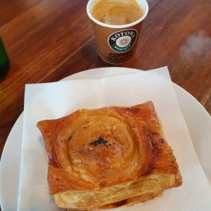 pastelito de carne y expresso