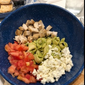 Ensalada de Tortellini con Pollo