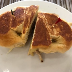 Emparedado Cubano en Croissant