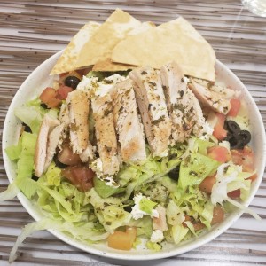 ENSALADA GRIEGA CON POLLO