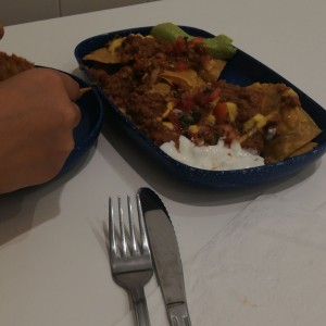 nachos con pico de gallo, guacamole, queso, y carne molida.