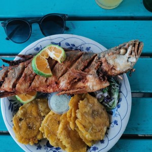 Pescado frito con patacones