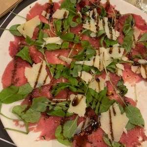 Carpaccio de Manzo con Rucola e Scaglie di Grana