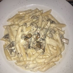 Pasta con Hongos y trufa en salsa blanca