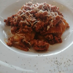 Raviolis de queso y bolognesa 