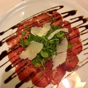 Carpaccio de Manzo con Rucola e Scaglie di Grana