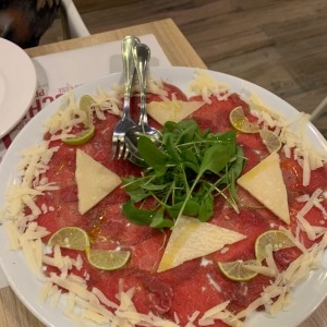 Carpaccio de Manzo con Rucola e Scaglie di Grana