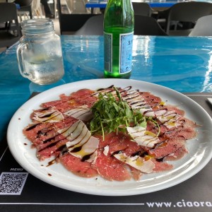 Carpaccio de Manzo con Rucola e Scaglie di Grana