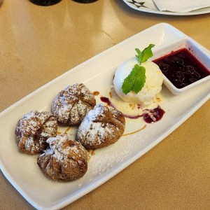 Wanton de Queso y Dulce de Leche con Helado