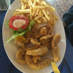 deditos de pescado con papas fritas