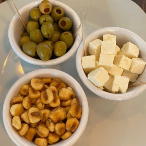 Aceitunas, queso feta y maiz tostado 