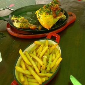 Pollo a la brasa y papas fritas