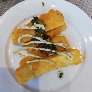 yucas con chimichurri