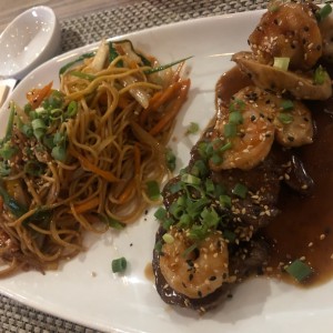 tepan en salsa teriyaki mixto de carne pollo y camarones con fideos