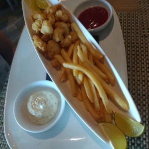 fishnuggets con papitas fritas