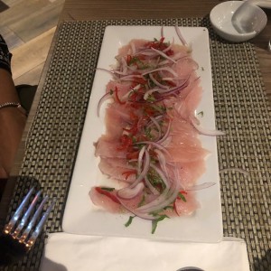 Tiradito de pescado blanco.