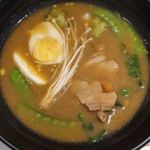 ramen miso de vegetales y puerco