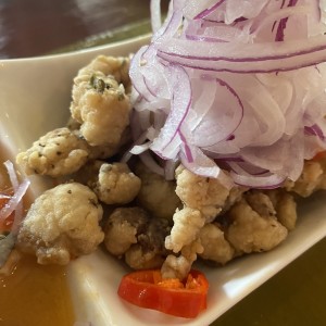 Ceviche de pescado frito