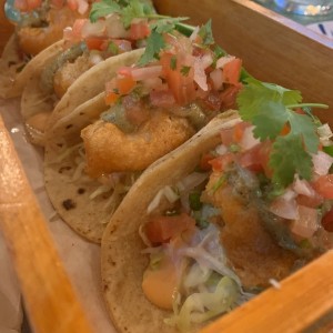 ???Famosos fish tacos 