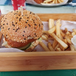 hamburguesa de pescado con papas 