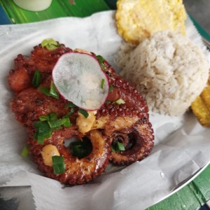 Pulpo con arroz y patacones