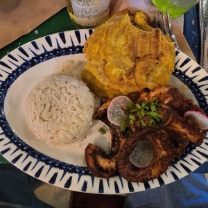 pulpo con arroz con coco y patacon