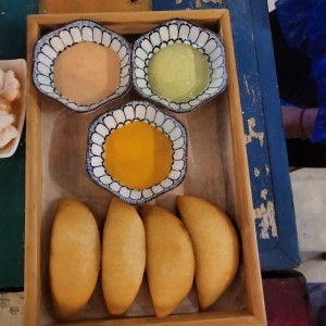 empanadas de pescado con tres salsas