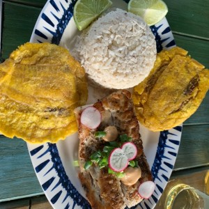 Filete de pescado con Arroz con coco y patacones 