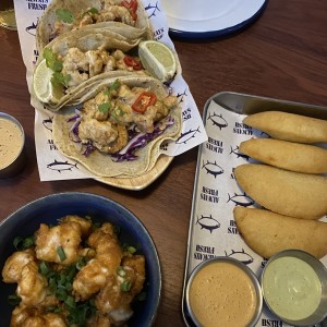 Tacos de camarones, empanadas 