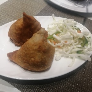 STARTERS VEGETARIAN - SAMOSA (2 PIECES)