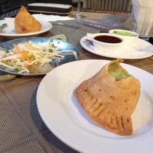 STARTERS VEGETARIAN - SAMOSA (2 PIECES)