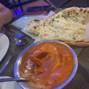 Butter chicken y Garlic naan 