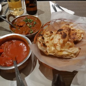 Butter Chicken, Chicken curry y Naan.