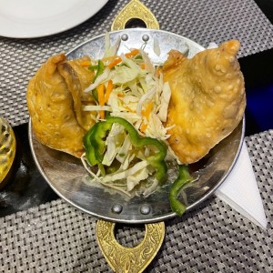 STARTERS VEGETARIAN - SAMOSA (2 PIECES)