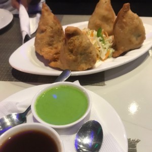 STARTERS VEGETARIAN - SAMOSA (4 PIECES)