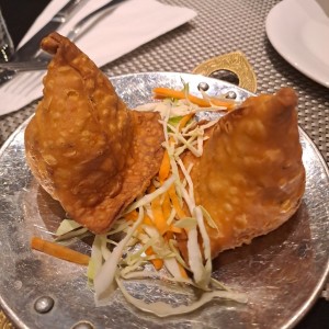 STARTERS VEGETARIAN - SAMOSA (2 PIECES)