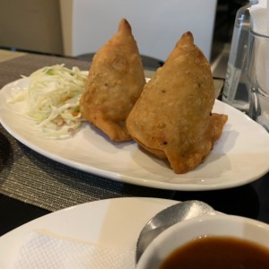 STARTERS VEGETARIAN - SAMOSA (2 PIECES)