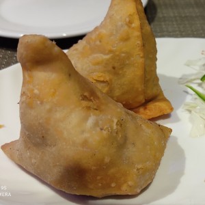 STARTERS VEGETARIAN - SAMOSA (2 PIECES)