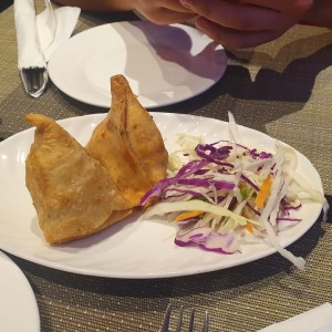 STARTERS VEGETARIAN - SAMOSA (2 PIECES)