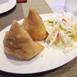 STARTERS VEGETARIAN - SAMOSA (2 PIECES)