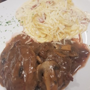 filete de res en salsa marsala con espagueti a la carbonara