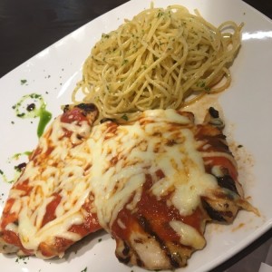 Pechuga de pollo grill a la parmesana con spaguetti al oleo