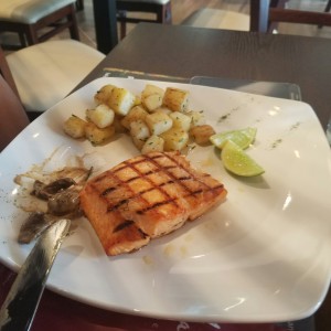 Salmon con papas salteadas