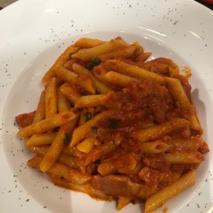 Penne en salsa roja y tocino