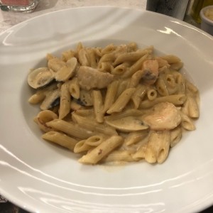 pasta de marisco en crema blanca