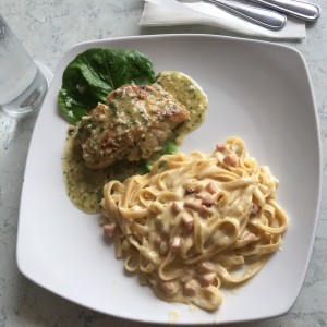 corvina al ajillo con fetuchini carbonara