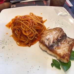 filete de corvina a la plancha con espaguetti pomodoro