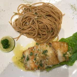 Corvina al ajillo con pasta al oleo integral